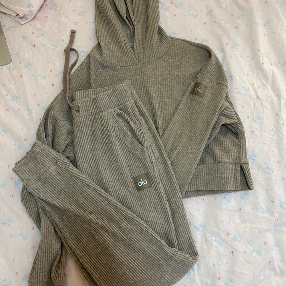 ALO Yoga Muse sweatpants and sweatshirt set